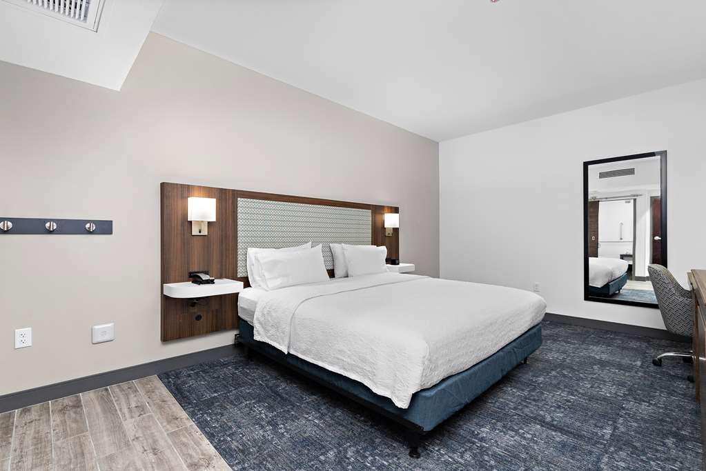 Hampton Kansas - Downtown Financial District Hotel
