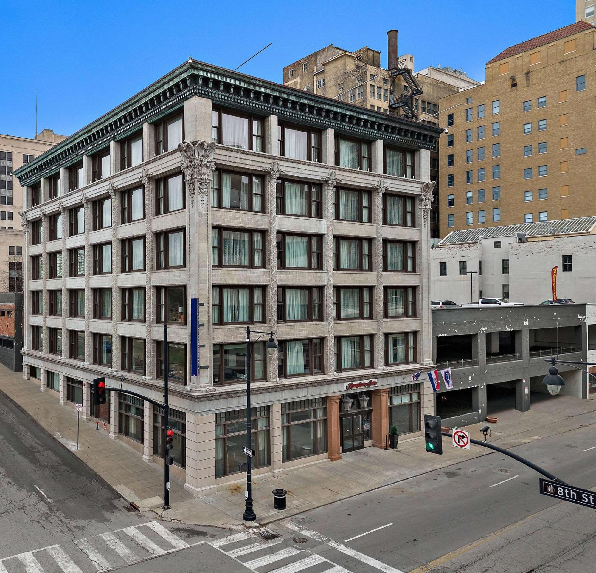 Hampton Kansas - Downtown Financial District Hotel 3*